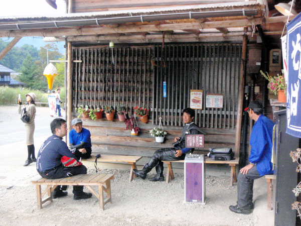 くつろぐ腹ペコライダー軍団